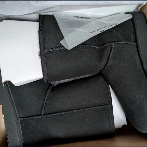 NWT UGG Classic Short II Women's Boots - Black Size 9 - Picture 2 of 6